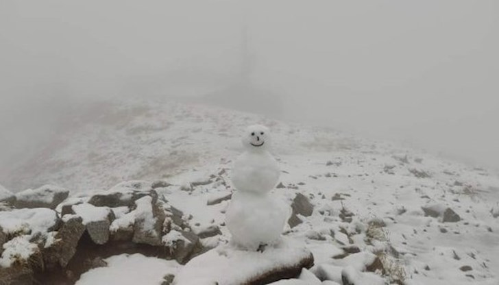 Mетеорологът на станцията публикува снимка, на която се вижда току-що направен снежен човек