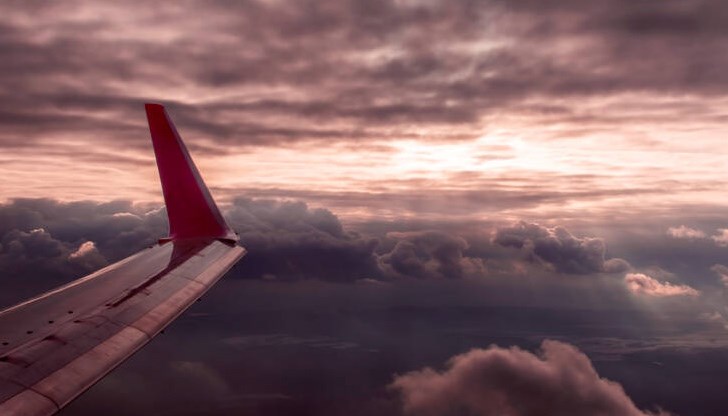 Отломка от самолета е ударила кола