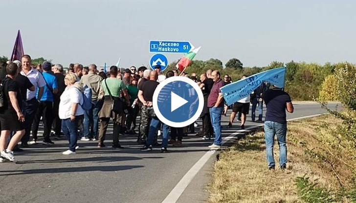 Демонстрантите остават на пътя поне до неделя вечер