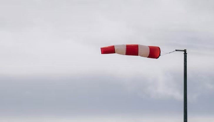 Предупреждението е за пориви на вятъра, достигащи до 24 m/s Предупреждението е за пориви на вятъра, достигащи до 24 m/s