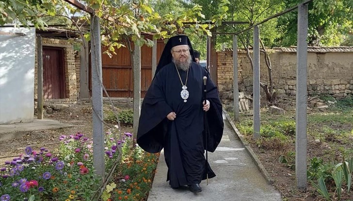 Заключването на храма от странични лица е недопустимо, заяви русенският митрополит