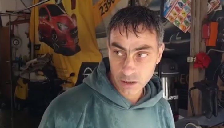 Държеше се за един бял джип, но се отпусна от и водата го взе, разказа свидетел.