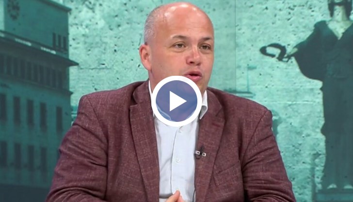 Смятам че начинът, по който се прави това експулсиране не работи за сигурността на България, каза той