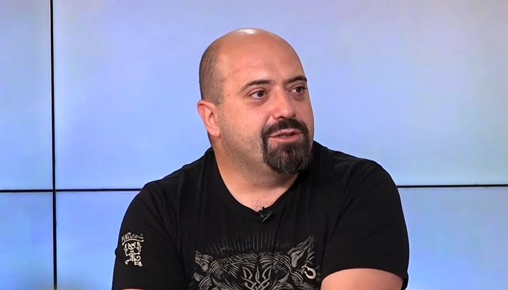 Калин Димитров е старши-лейтенант от резерва. През 2014 година е обучавал първите доброволчески батальони на ВСУ - „Днепър” и „Донбас” Калин Димитров е старши-лейтенант от резерва. През 2014 година е обучавал първите доброволчески батальони на ВСУ - „Днепър” и „Донбас”