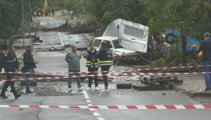 Жената и детето ѝ са били отнесени заедно с автомобила си Жената и детето ѝ са били отнесени заедно с автомобила си