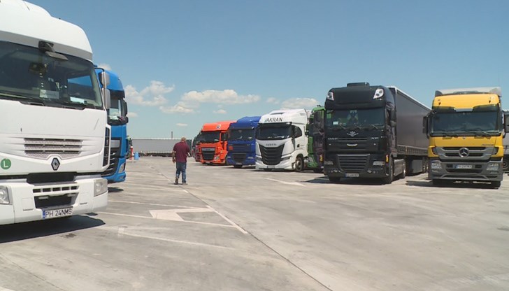 Изпратена е дежурна оперативна група на полицията и е извършен оглед с участието на съдебен лекар Изпратена е дежурна оперативна група на полицията и е извършен оглед с участието на съдебен лекар