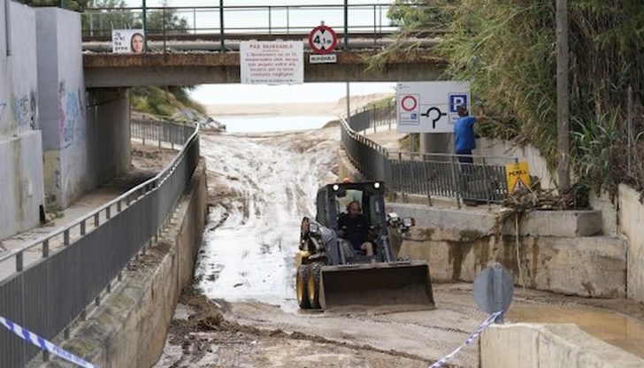 Поне шест моста са били срутени от водите на преливащите реки Поне шест моста са били срутени от водите на преливащите реки