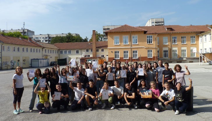 Осмокласници премериха сили в игрите волейбол и футбол