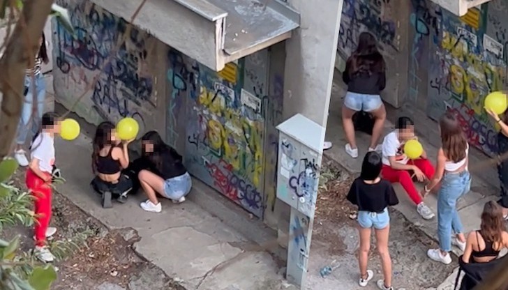 Момичетата са на възраст от 15 до 17 години и са учащи в различни училища в града