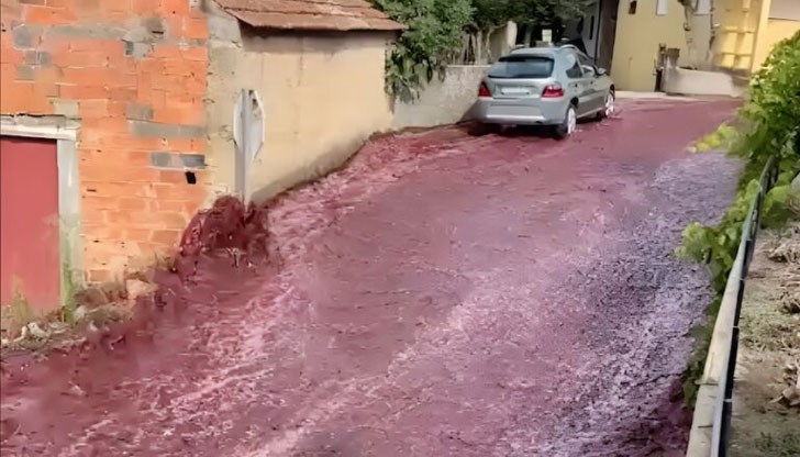 Хиляди литри от червената течност се изляха след спукване на резервоари в дестилерия