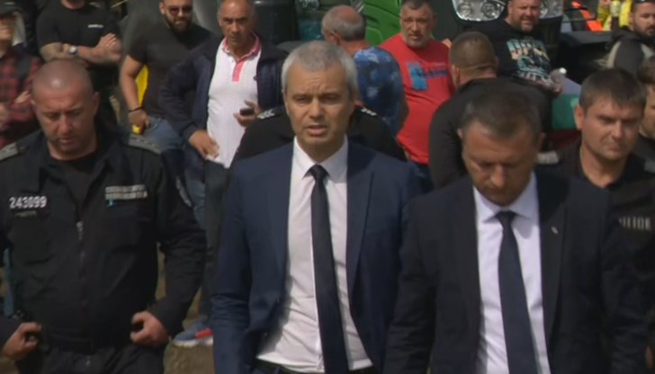 Вече трети ден земеделският бранш протестира