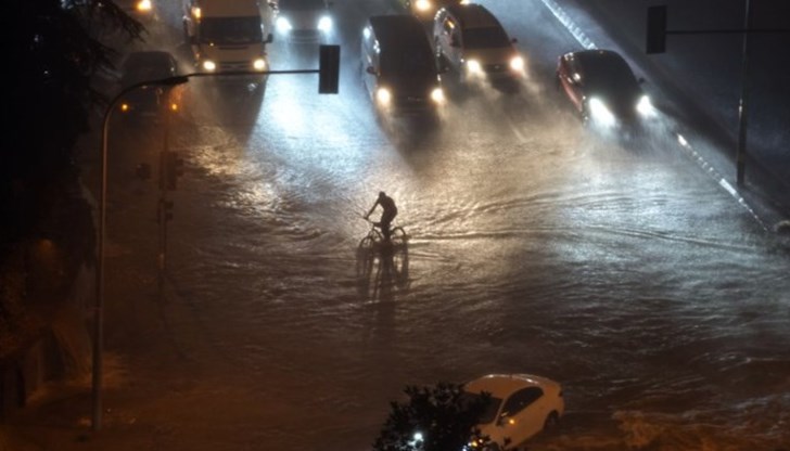 Дъждовете превърнаха улиците на Истанбул в реки