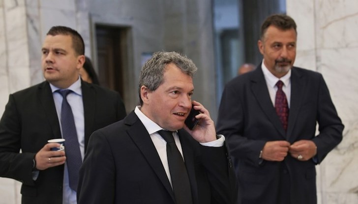 Работата, която трябва да вършат депутатите, е да правят качествено законодателство. Това обаче видимо не се получава, смята той