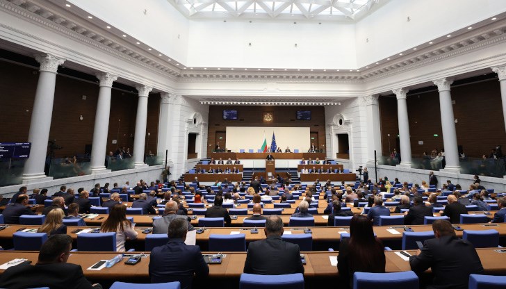 Предложението на ГЕРБ, ПП-ДБ и ДПС е НС да бъде в отпуск от 6-ти октомври до 6-ти ноември Предложението на ГЕРБ, ПП-ДБ и ДПС е НС да бъде в отпуск от 6-ти октомври до 6-ти ноември