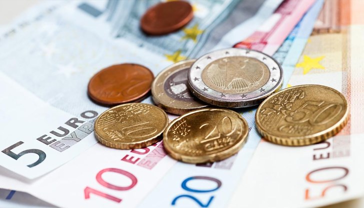 Европейската централна банка определи вчера референтен курс на еврото от 1,0724 долара