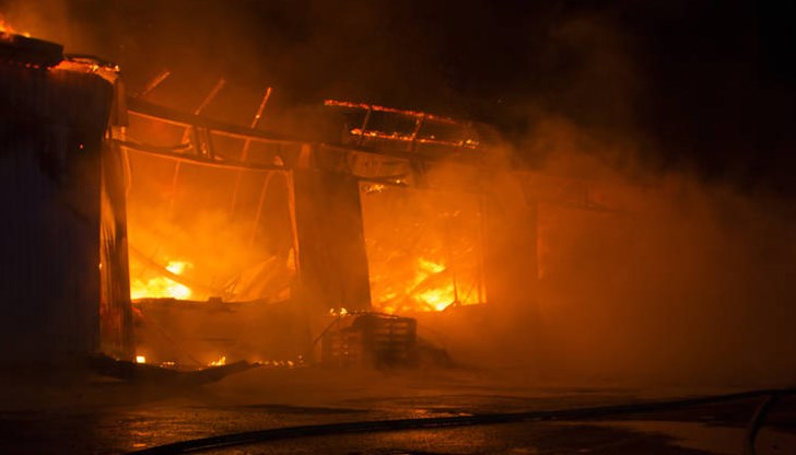 Два екипа на пожарната са гасили пожар на постройка за съхранение на дърва за огрев