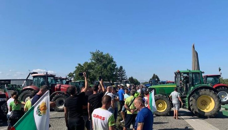 Земеделски производители блокираха пътя София - Русе