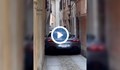 Луксозна кола заседна в тясна италианска уличка
