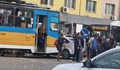 Трамвай помете кола, минала на червен светофар на столичен булевард