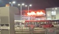 Огромен пожар затвори летище в Лондон
