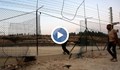 Палестинци нахлуват в Израел през разрушена ограда на границата