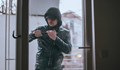 Крадци проникнаха през прозорец на жилище в квартал "Дружба"