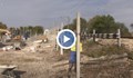 Слагат двуметрова ограда покрай жп линията в Русе