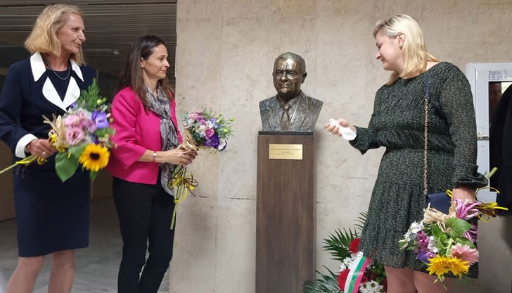 Монументът е във фоайето на Университетската болница "Канев"