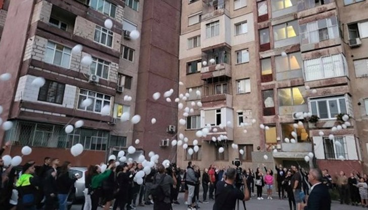 Близки и познати се събраха на лобното място на младия мъж