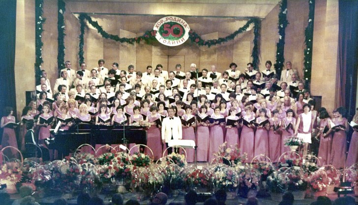 Лентата е базирана най-вече върху интервюта на „родинари“, носители на златни медали от почти всички европейски певчески фестивали Лентата е базирана най-вече върху интервюта на „родинари“, носители на златни медали от почти всички европейски певчески фестивали