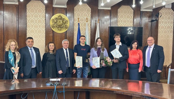 Удостоените с приза получиха и парична награда в размер на 500 лева