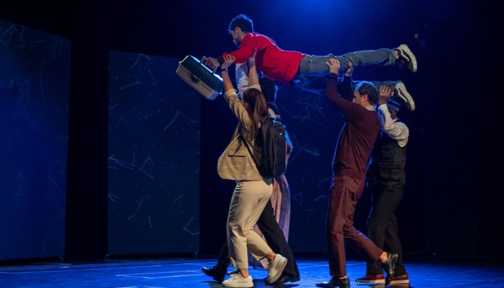 Спектакълът ще се играе предпремиерно на 19 и премиерно на 20 октомври от 19:00 часа в Голямата зала на Доходното здание