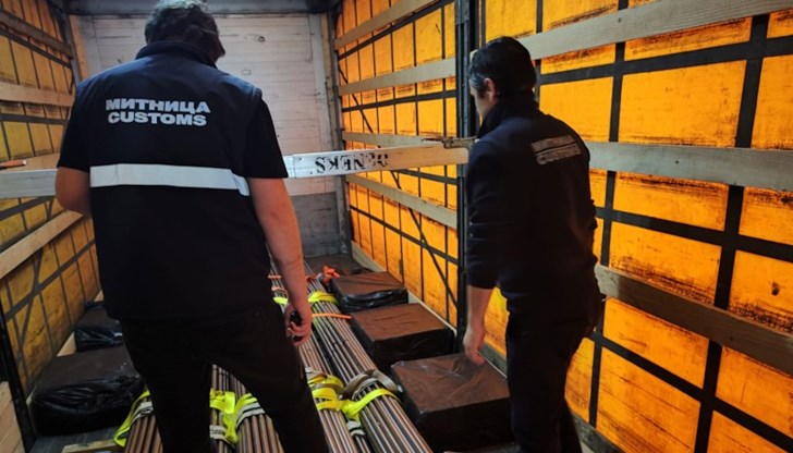 Цигарите били скрити между първи и втори ред палети