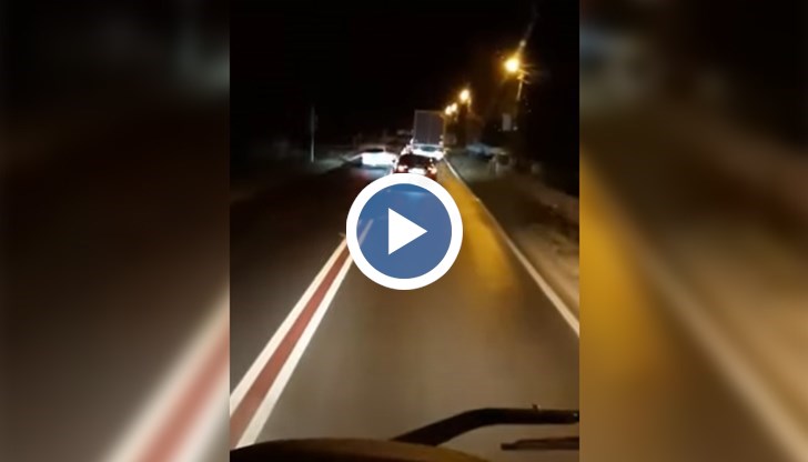 Двама водачи влизат в насрещното, минавайки през монтираните ограничителни колчета