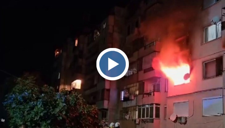 Огнеборците заварили огромни пламъци, излизащи от прозореца