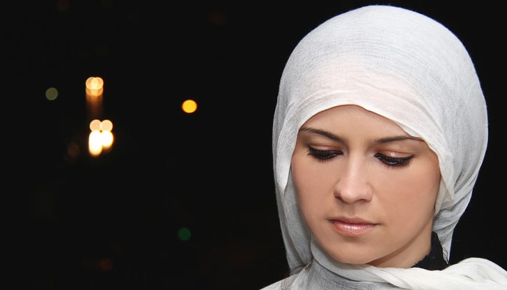 16-годишно момиче е атакувана от служители на реда, защото не е носела хиджаб 16-годишно момиче е атакувана от служители на реда, защото не е носела хиджаб