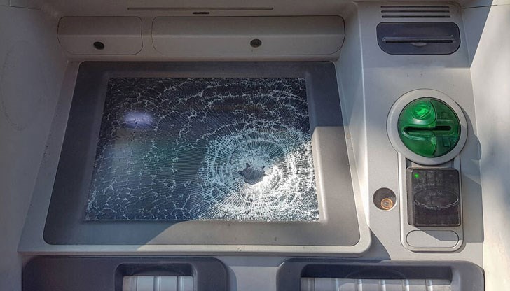 Осъденият е счупил предпазен екран и клиентски монитор на устройството / снимката е илюстративна /