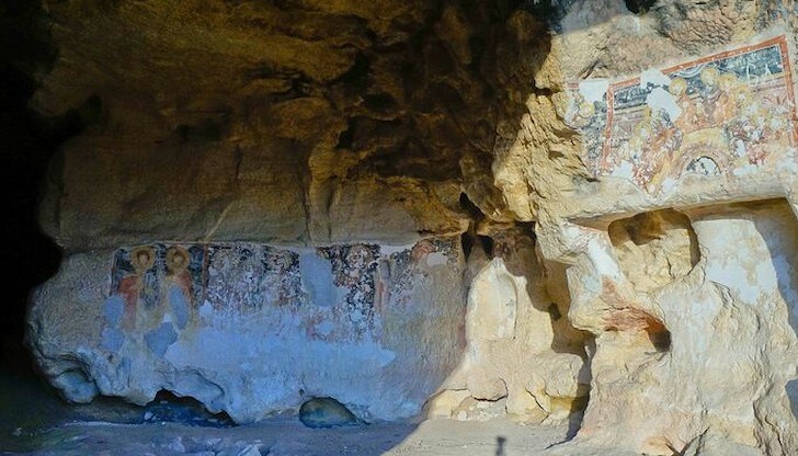 Богослужението ще се проведе в средновековна обител "Св. св. Теодор Тирон и Теодор Стратилат" в комплекса Ивановски скални църкви Богослужението ще се проведе в средновековна обител "Св. св. Теодор Тирон и Теодор Стратилат" в комплекса Ивановски скални църкви