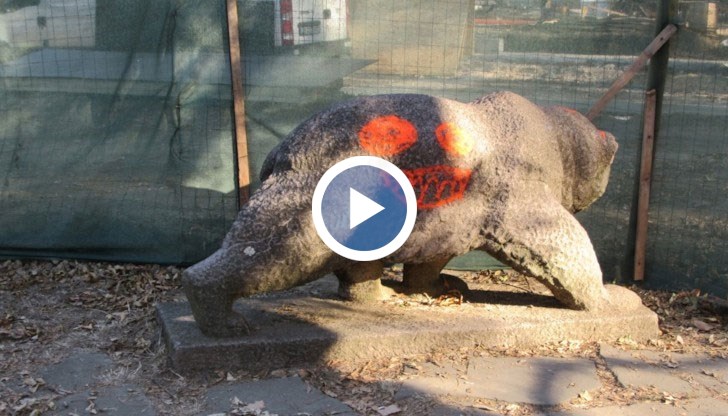 Неизвестните извършители са посегнали и на скаличките в близост