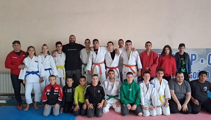 Възпитаниците на спортното училище отправиха много въпроси към популярния гост Възпитаниците на спортното училище отправиха много въпроси към популярния гост