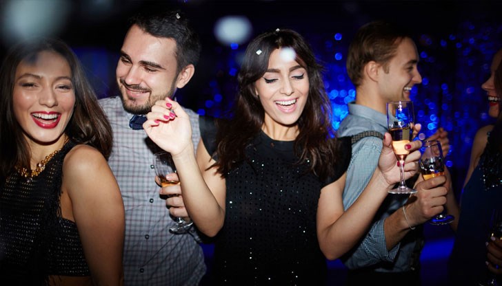 Тази година празникът се пада в петък и много от младежите ще се отдадат на веселие и през почивните дни Тази година празникът се пада в петък и много от младежите ще се отдадат на веселие и през почивните дни