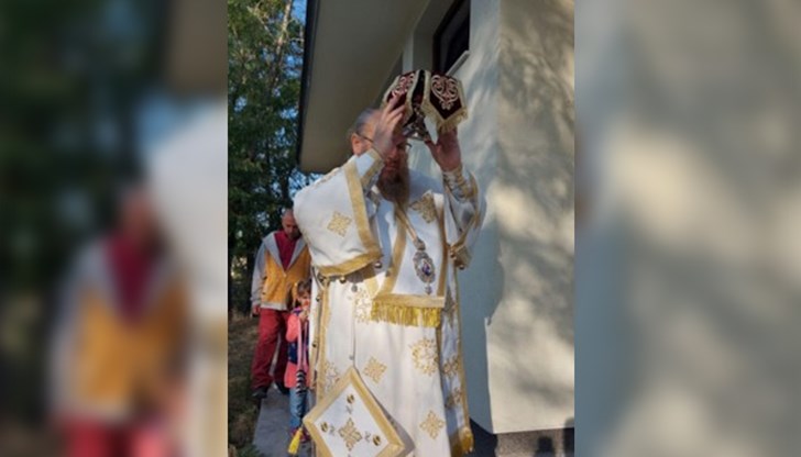 Митрополит Наум отслужи света литургия