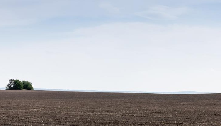 Заради сухата почва машините не могат да влязат на полето Заради сухата почва машините не могат да влязат на полето