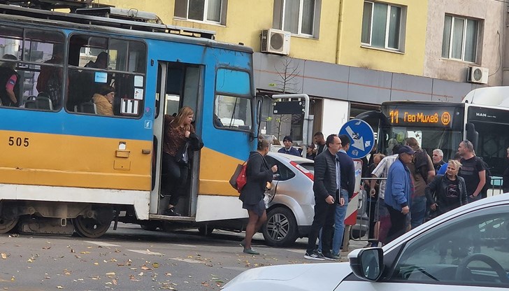 Баба и внуче се разминават на косъм от трагедия Баба и внуче се разминават на косъм от трагедия