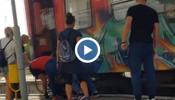 Бързата реакция на хората на перона я спасява от падане на коловоза под колелата на вагоните