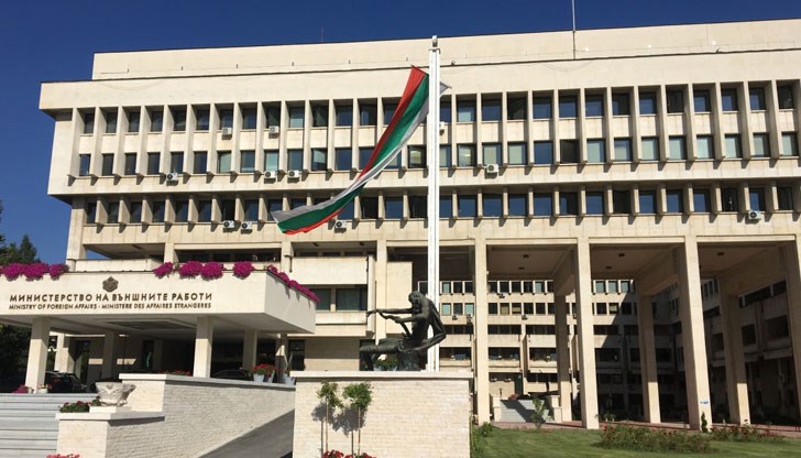 От външно министерство призовават българските граждани, намиращи се в страната, да се регистрират в посолството, независимо дали желаят да напуснат Израел незабавно или нямат такива намерения