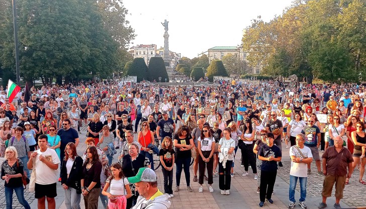 Според институциите замърсяване няма, но площад "Свобода" се напълни с над хиляда души, които твърдят, че са тровени нощем Според институциите замърсяване няма, но площад "Свобода" се напълни с над хиляда души, които твърдят, че са тровени нощем