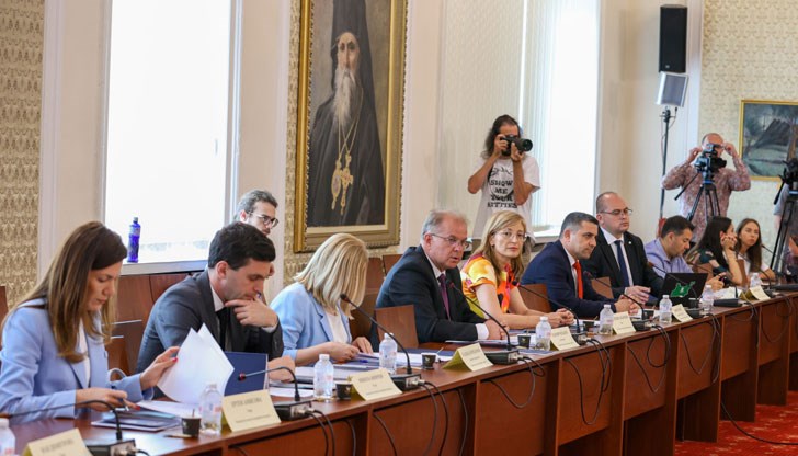 ГЕРБ-СДС, ПП-ДБ и ДПС внесоха общ проект ГЕРБ-СДС, ПП-ДБ и ДПС внесоха общ проект