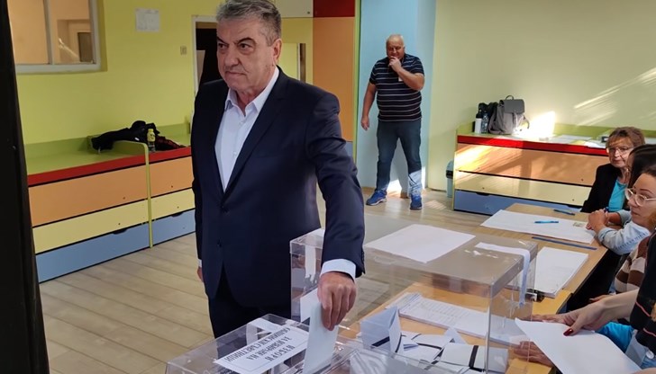 Иванов гласува в в 9:00 часа в секцията си в ДГ "Иглика"
