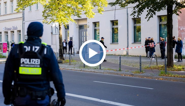 В комплекса от сгради на общността "Кахал Адас Исроел" се помещават още детска градина и обществен център